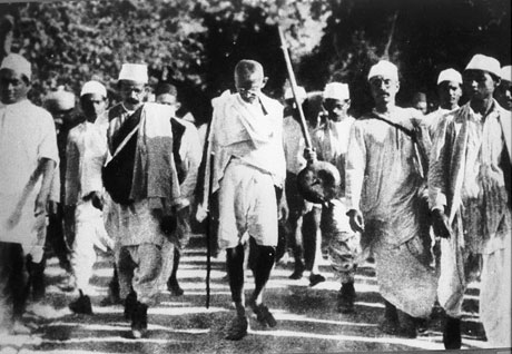 Gandhi walking Salt March 1930 /
